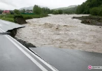 Asfalt spadł do rzeki, most zamknięty - zdjęcie główne