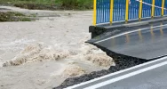 Asfalt spadł do rzeki, most zamknięty - zdjęcie 2