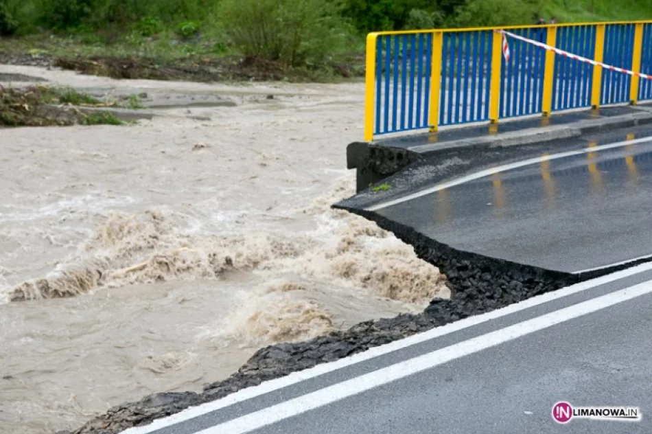 Asfalt spadł do rzeki, most zamknięty - zdjęcie 2