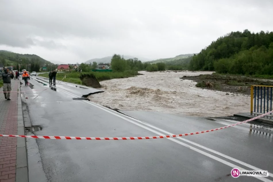 Asfalt spadł do rzeki, most zamknięty - zdjęcie 3