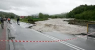 Asfalt spadł do rzeki, most zamknięty - zdjęcie 3