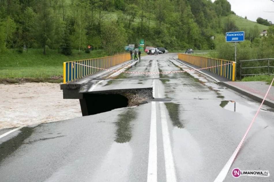 Asfalt spadł do rzeki, most zamknięty - zdjęcie 4