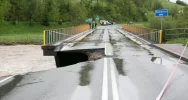 Asfalt spadł do rzeki, most zamknięty - zdjęcie 4