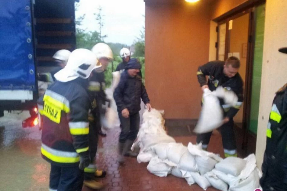 300 interwencji - podtopienia, osuwiska, ewakuacje - zdjęcie 2