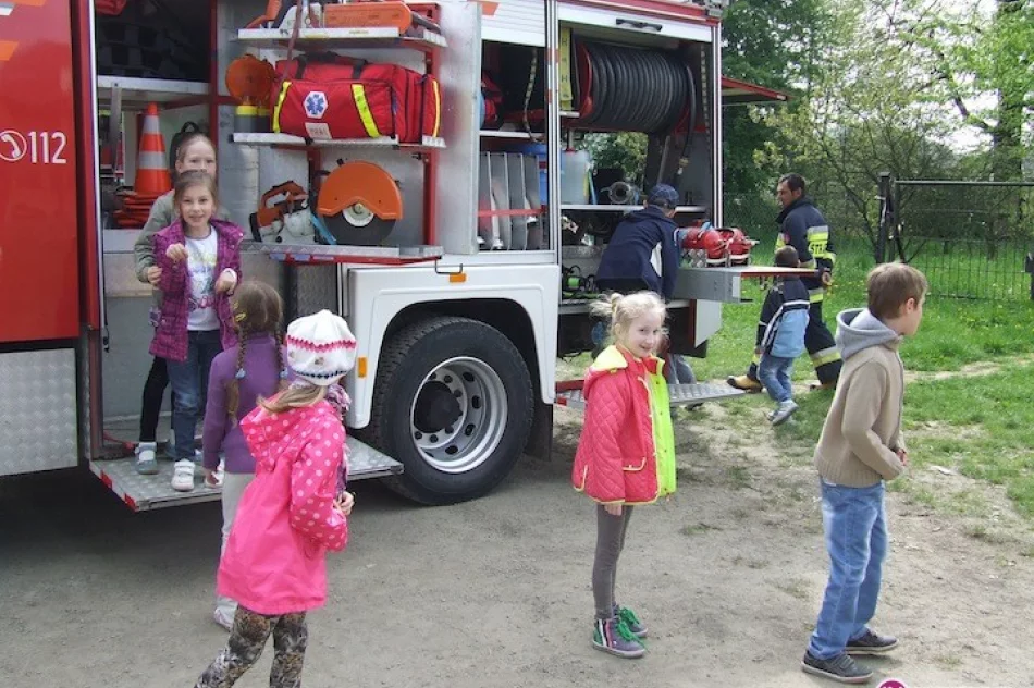 Dzieci z wizytą u strażaków - zdjęcie 2