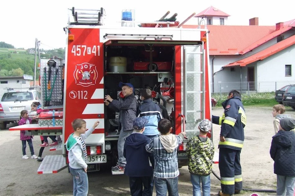Dzieci z wizytą u strażaków - zdjęcie 3