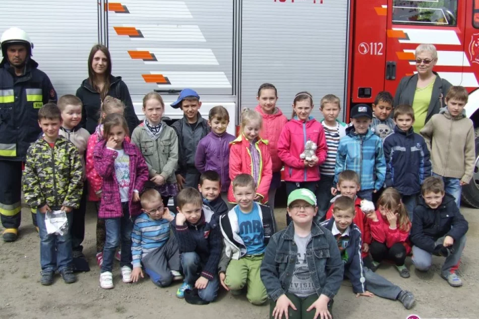 Dzieci z wizytą u strażaków - zdjęcie 4