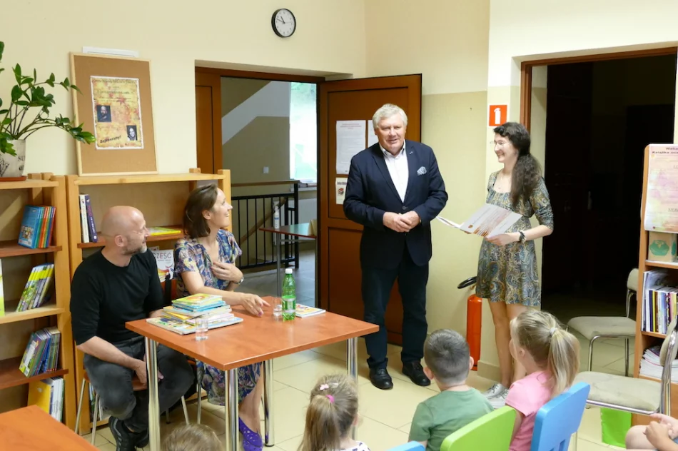 Wakacyjne spotkanie z aktorami w bibliotece - zdjęcie 4