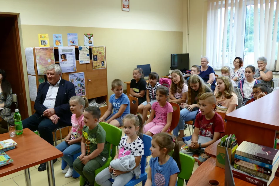 Wakacyjne spotkanie z aktorami w bibliotece - zdjęcie 5