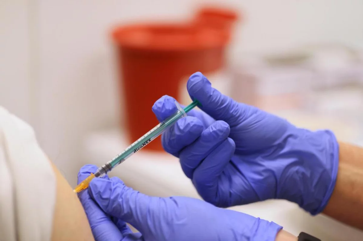 Naukowcy: skuteczność szczepionek słabnie w ciągu 6 miesięcy