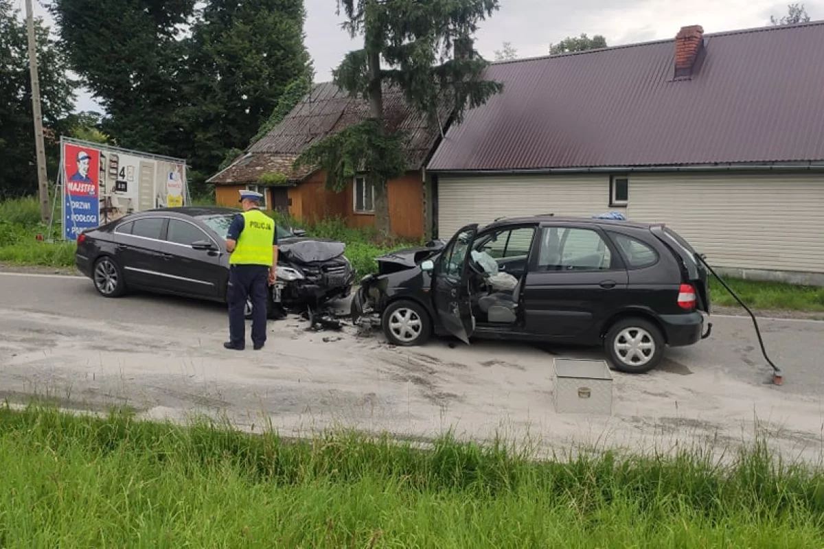 Czołowe zderzenie aut, dwie osoby poszkodowane. Wezwano śmigłowiec LPR