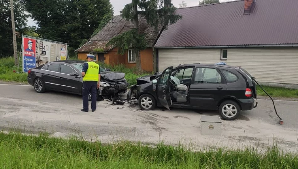 Czołowe zderzenie aut, dwie osoby poszkodowane. Wezwano śmigłowiec LPR - zdjęcie 1