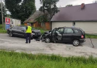 Czołowe zderzenie aut, dwie osoby poszkodowane. Wezwano śmigłowiec LPR - zdjęcie główne