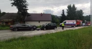 Czołowe zderzenie aut, dwie osoby poszkodowane. Wezwano śmigłowiec LPR - zdjęcie 2