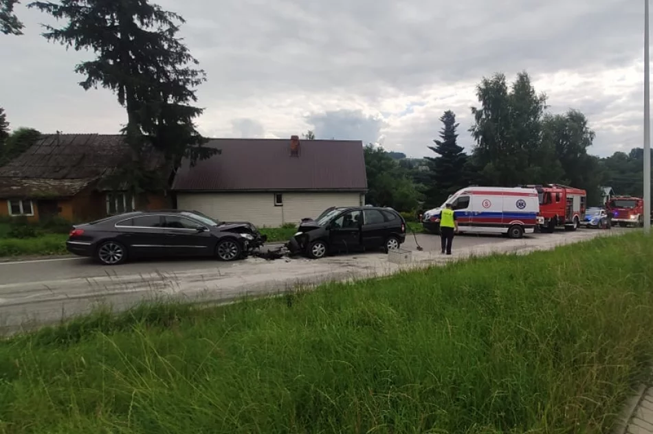 Czołowe zderzenie aut, dwie osoby poszkodowane. Wezwano śmigłowiec LPR - zdjęcie 2