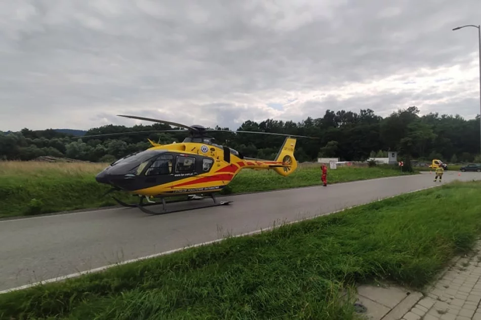 Czołowe zderzenie aut, dwie osoby poszkodowane. Wezwano śmigłowiec LPR - zdjęcie 4