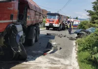 Zderzenie samochodu osobowego z ciężarówką - zdjęcie główne