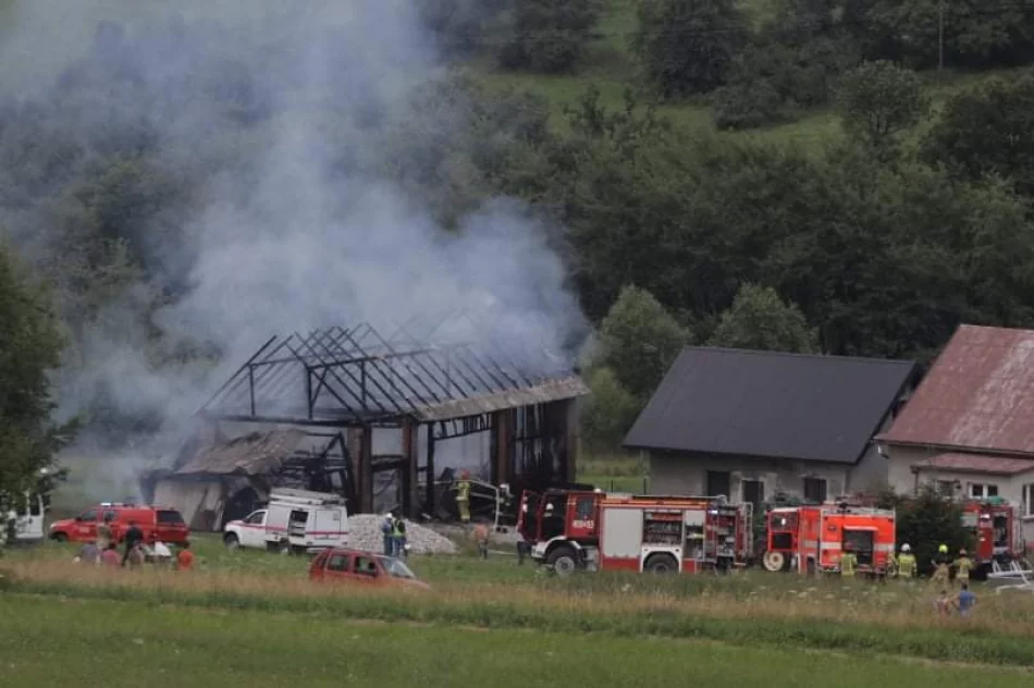 Strażacy walczą z pożarem zabudowań gospodarczych - zdjęcie 2