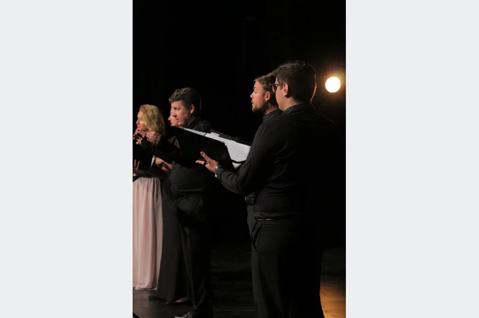 Ze sceny popłynęły dźwięki muzyki cerkiewnej oraz ukraińskiej muzyki ludowej - zdjęcie 3