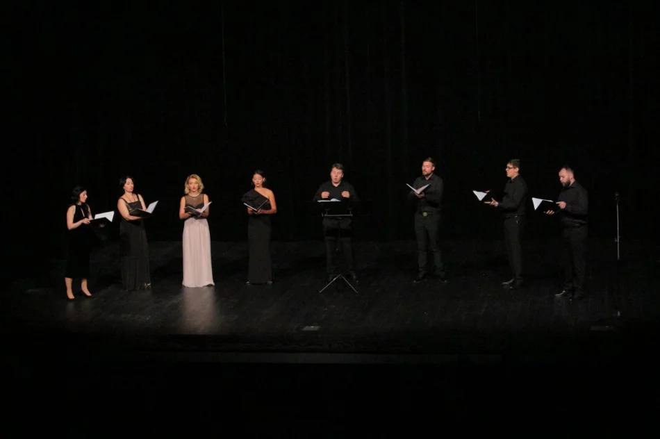 Ze sceny popłynęły dźwięki muzyki cerkiewnej oraz ukraińskiej muzyki ludowej - zdjęcie 9