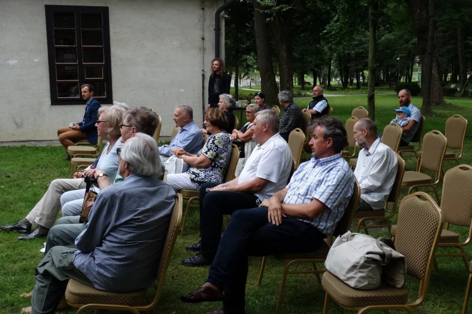 Barbarzyńska mistyfikacja w ogrodzie - zdjęcie 6