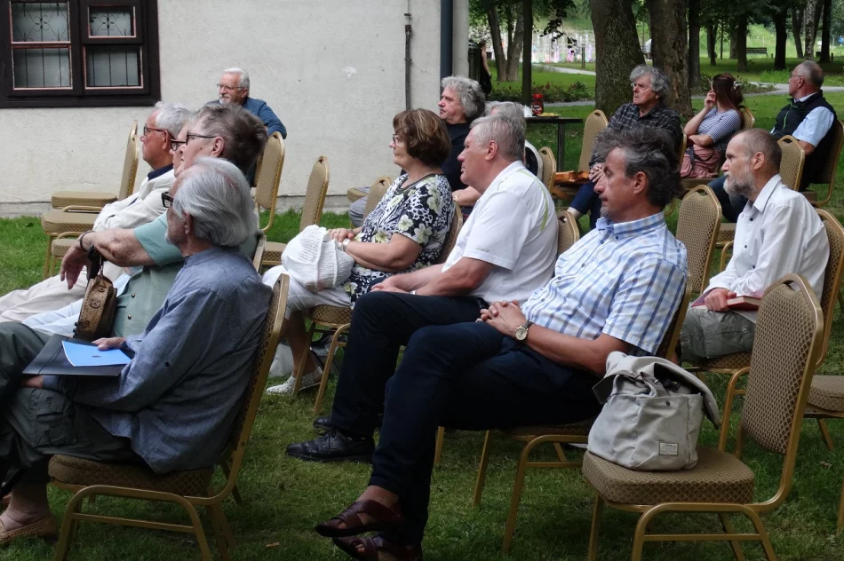 Barbarzyńska mistyfikacja w ogrodzie - zdjęcie 19
