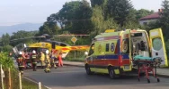 Zderzenie samochodu i motoroweru. Ucierpiało dwóch nastolatków, lądował LPR - zdjęcie 2
