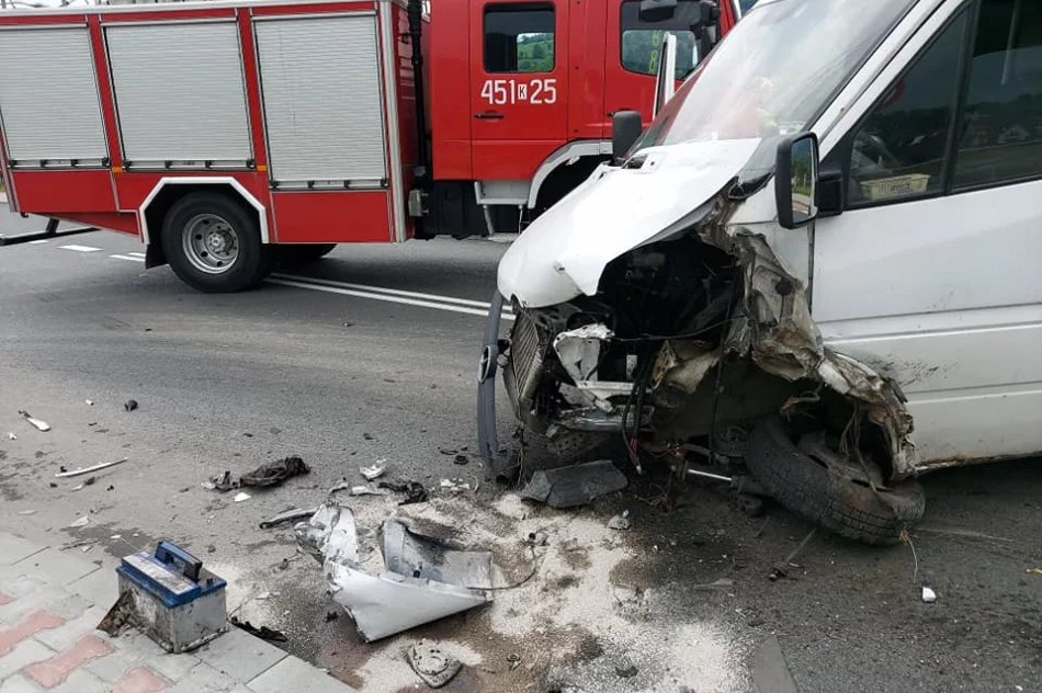 Groźnie wyglądające zdarzenie z udziałem czterech pojazdów - zdjęcie 4