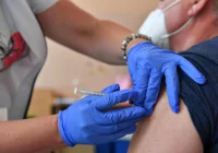 W. Brytania: osoby zaszczepione w UE i USA zwolnione z kwarantanny w Anglii. Dzisiejsze dane MZ o COVID w Polsce - zdjęcie główne