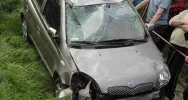 Toyota wpadła do rowu. 3 osoby trafiły do szpitala - zdjęcie 2