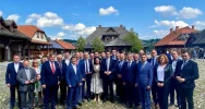 Premier w Starym Sączu przedstawiał "Polski Ład", a w Kurowie wizytował budowany most - zdjęcie 3