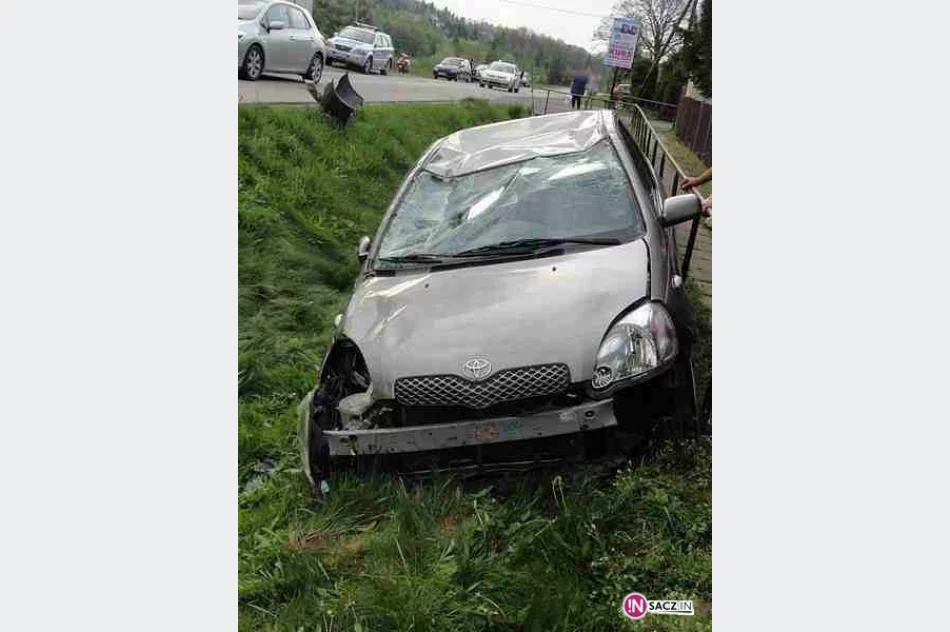 Toyota wpadła do rowu. 3 osoby trafiły do szpitala - zdjęcie 4