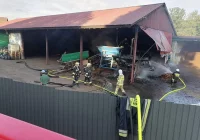 Strażacy gasili pożar w hali produkcyjnej - zdjęcie główne