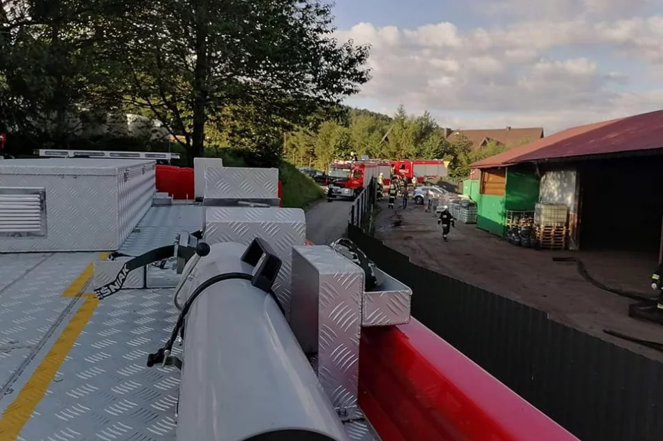 Strażacy gasili pożar w hali produkcyjnej - zdjęcie 2