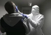 Dr Tomasz Smiatacz: w ciągu kilku lat mogą nasilić się ponowne zakażenia SARS-CoV-2 (wywiad) - zdjęcie główne