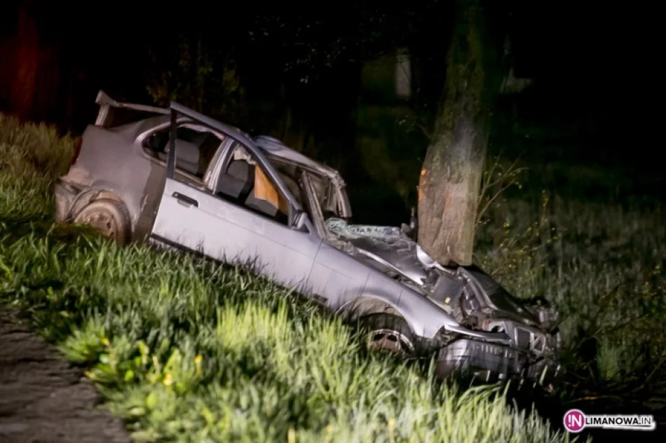 BMW uderzyło w drzewo, kierowca był pijany - zdjęcie 3