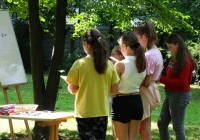 WYOBRAŹNIA PRZESZŁOŚCI – plenerowe warsztaty edukacyjno-artystyczne w Muzeum Regionalnym Ziemi Limanowskiej - zdjęcie główne