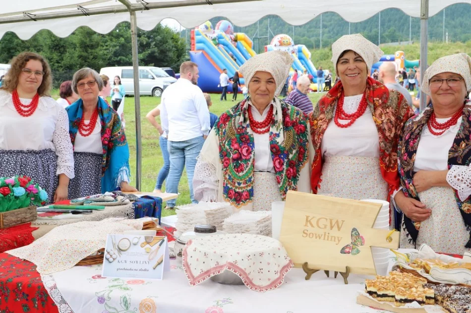 Wielkie święto folkloru z nagrodami dla KGW. Zabawę przerwała pogoda - zdjęcie 11