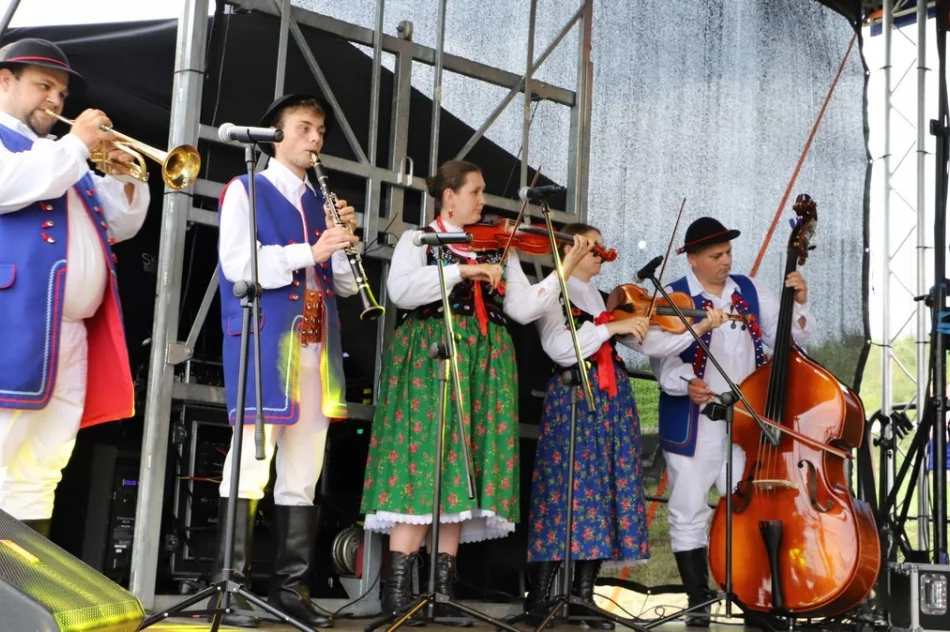 Wielkie święto folkloru z nagrodami dla KGW. Zabawę przerwała pogoda - zdjęcie 14