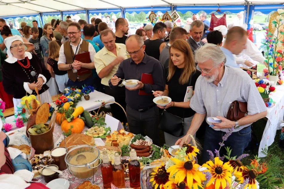 Wielkie święto folkloru z nagrodami dla KGW. Zabawę przerwała pogoda - zdjęcie 19