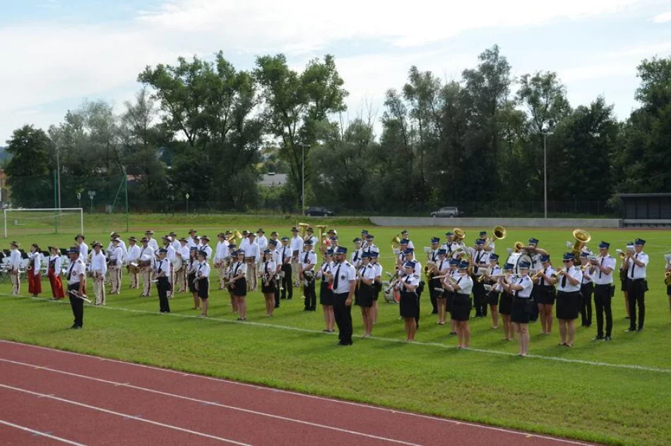 Przedstawiciele władz oficjalnie otwarli stadion - zdjęcie 2
