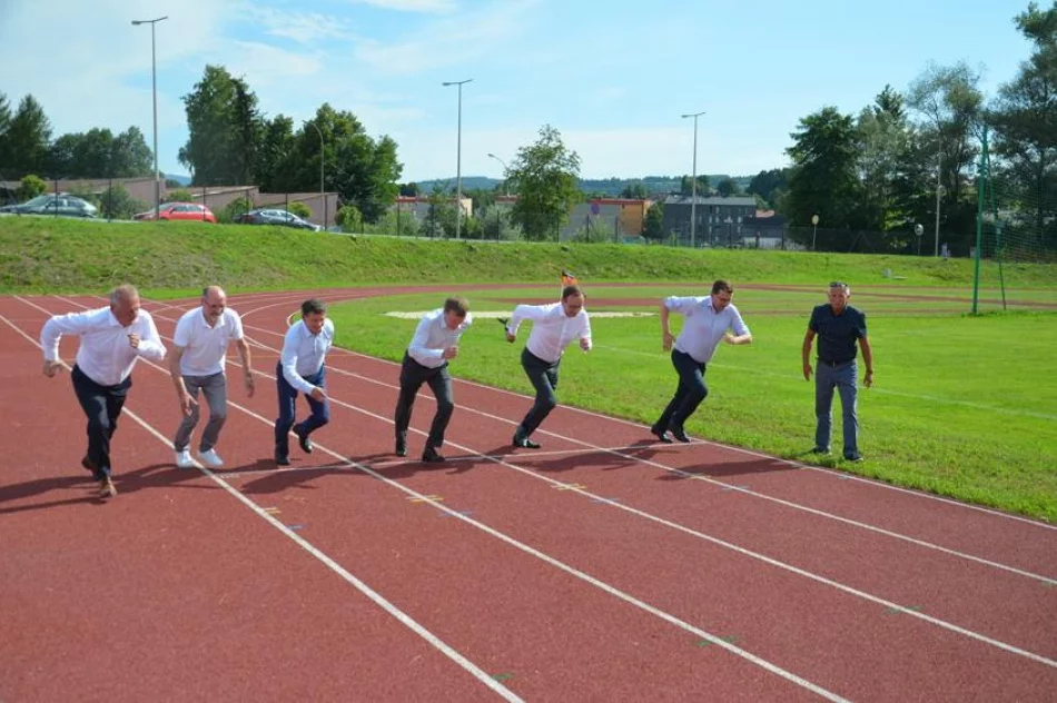 Przedstawiciele władz oficjalnie otwarli stadion - zdjęcie 3