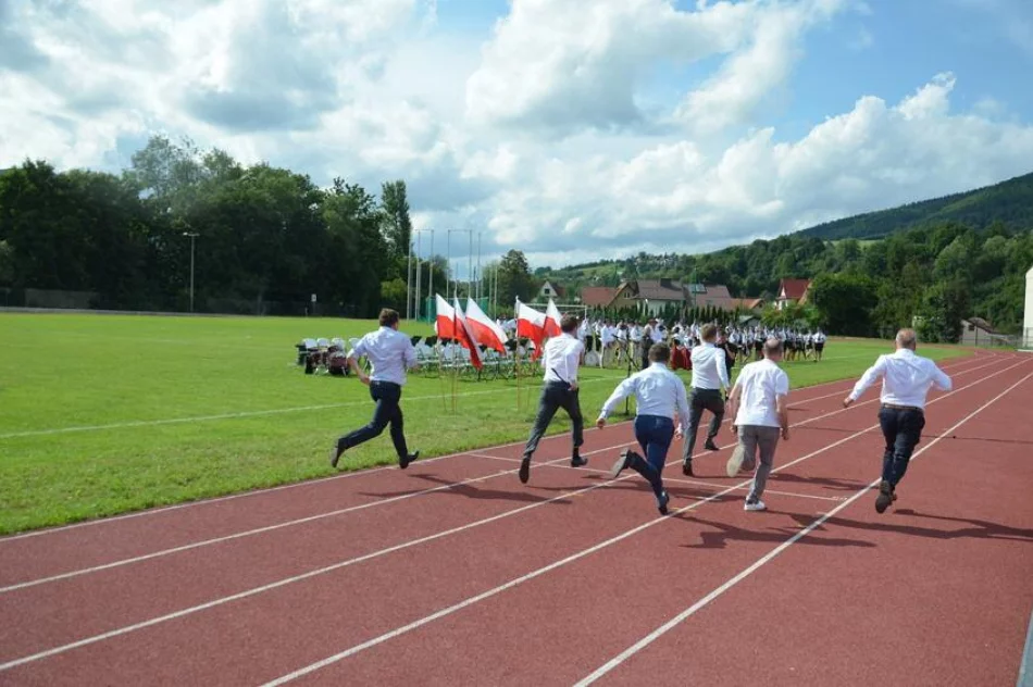 Przedstawiciele władz oficjalnie otwarli stadion - zdjęcie 4