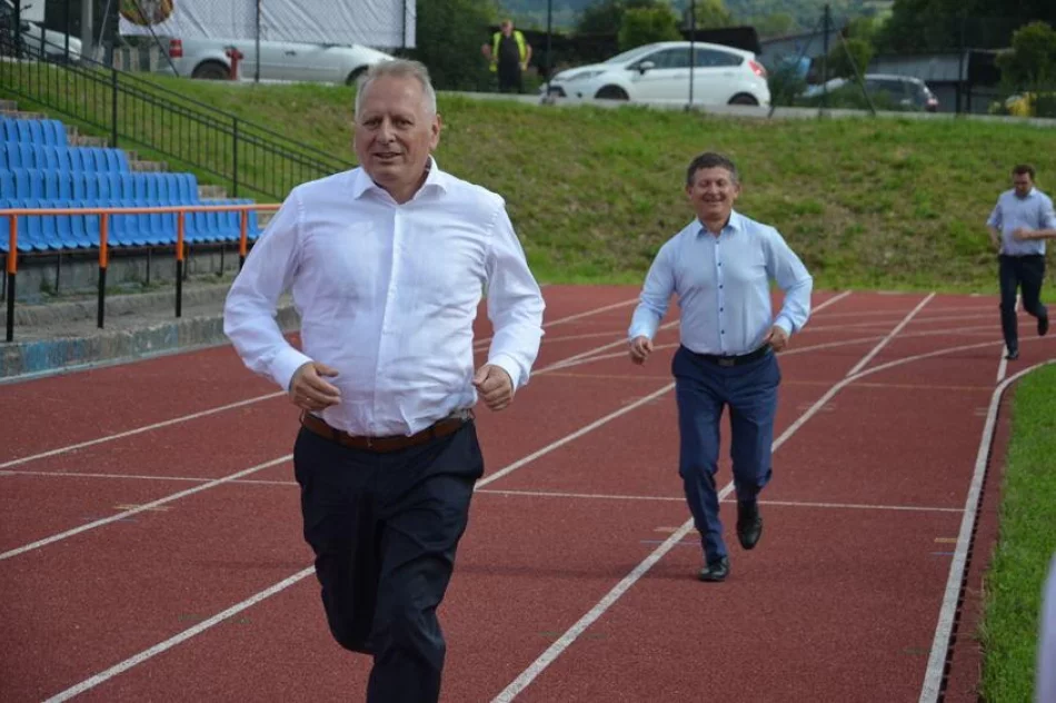 Przedstawiciele władz oficjalnie otwarli stadion - zdjęcie 5