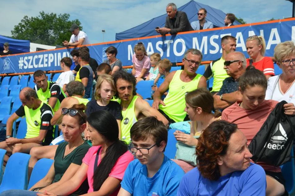 Przedstawiciele władz oficjalnie otwarli stadion - zdjęcie 7