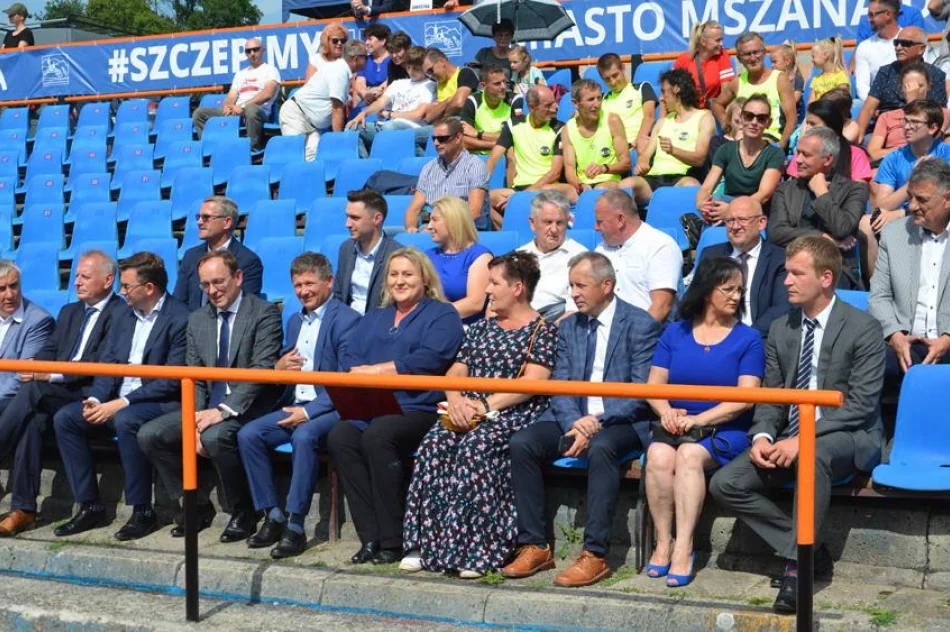 Przedstawiciele władz oficjalnie otwarli stadion - zdjęcie 8