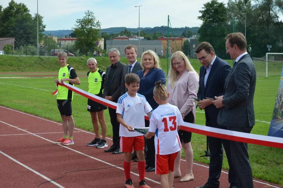 Przedstawiciele władz oficjalnie otwarli stadion - zdjęcie 9