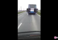 Autobus ze 'skrzydłami' - zdjęcie główne