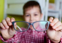 Badanie: wzrost liczby dzieci z krótkowzrocznością może mieć związek z pandemią - zdjęcie główne