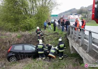 Uderzył w barierę i wpadł do potoku - zdjęcie główne